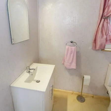 The Lazy Llama Farm Shepherd Hut * Ballyshannon