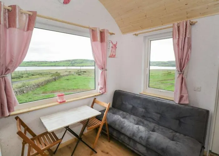 The Lazy Llama Farm Shepherd Hut 아파트